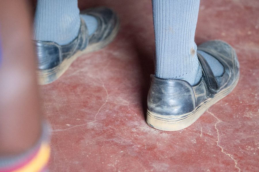 Diese Schnallenschuhe sind besonders schick. Die staubigen Straßen fordern allerdings ihren Tribut.