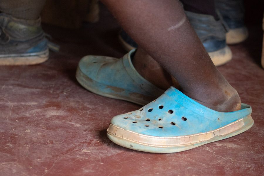 Clogs sieht man häufig bei Kindern und Erwachsenen. Sie sind günstig und farbenfroh.