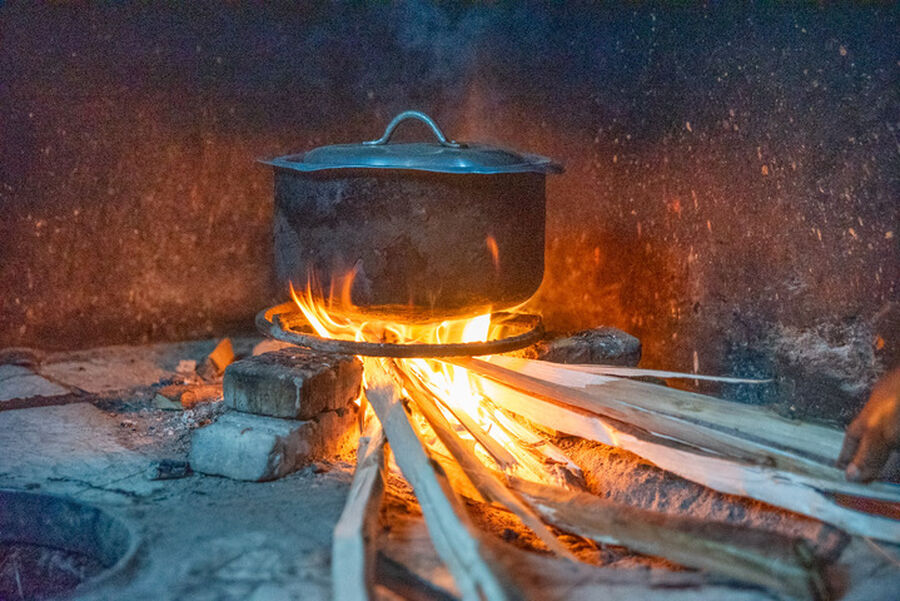 Offenes Feuer in der Außenküche 